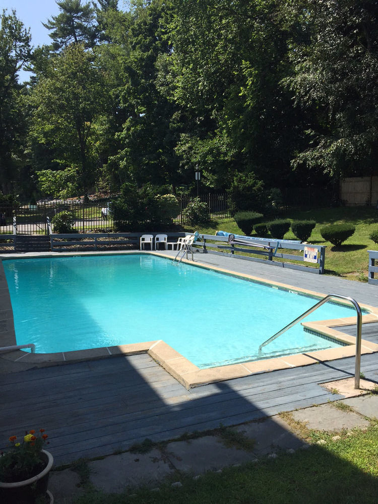 Iron Horse Inn Simsbury المظهر الخارجي الصورة