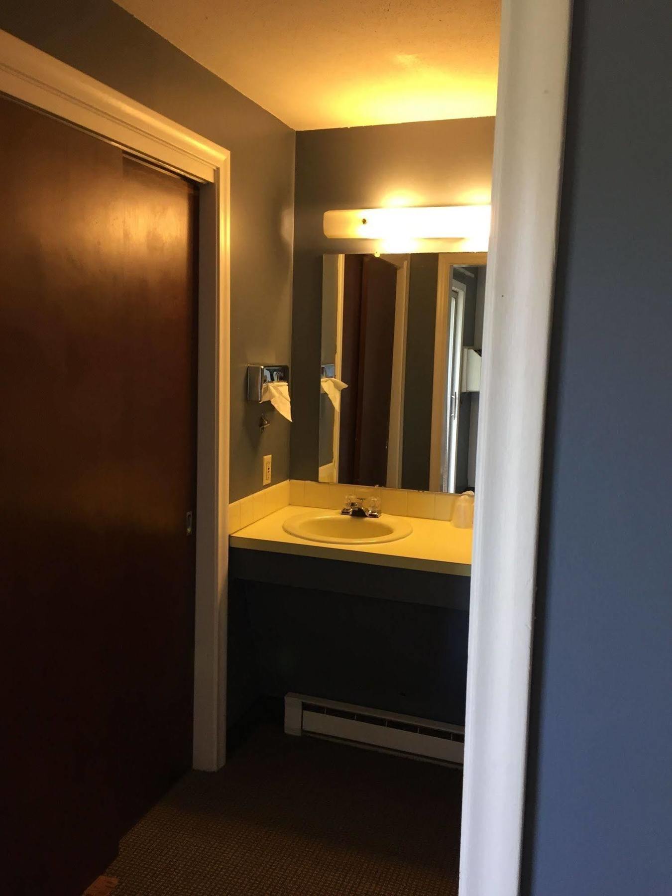 Iron Horse Inn Simsbury المظهر الخارجي الصورة