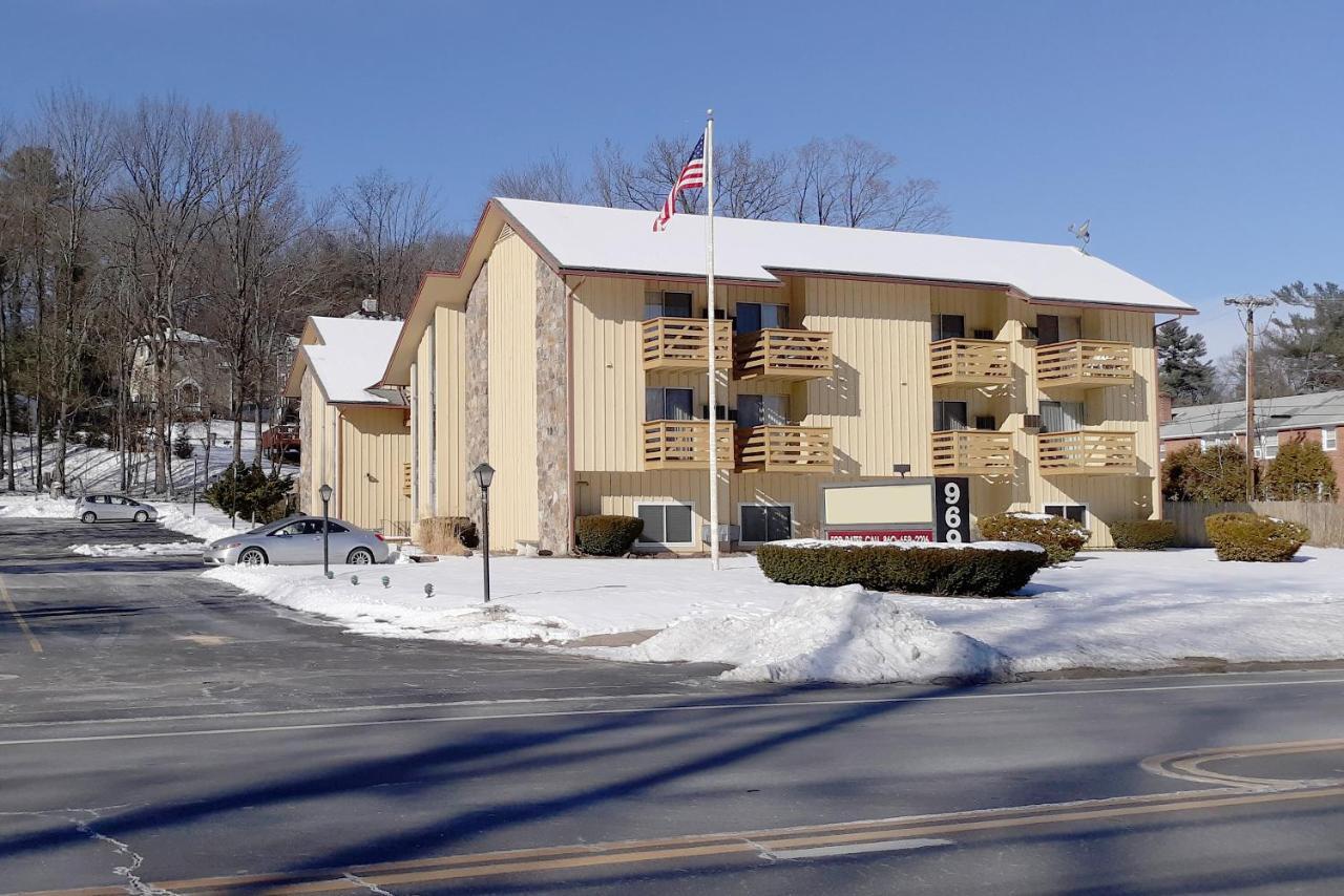 Iron Horse Inn Simsbury المظهر الخارجي الصورة