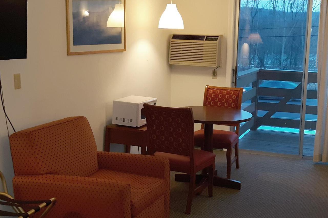 Iron Horse Inn Simsbury المظهر الخارجي الصورة